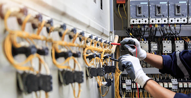 Professional Electrician technician working in Elmwood, IL